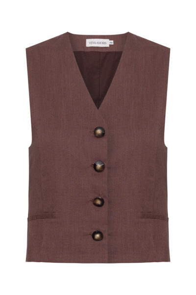 Colete de alfaiataria marrom em linho misto com quatro botões frontais e bolsos falsos, visto de frente em fundo branco