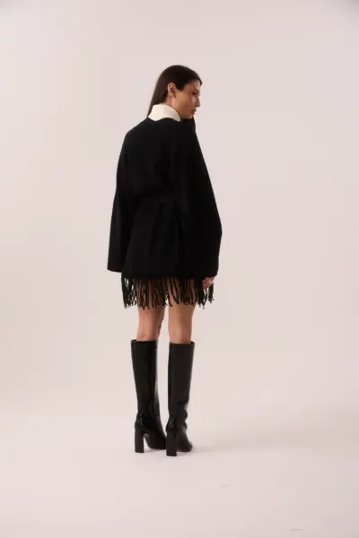 Alternative view of Capa com franja Tricot Preto
